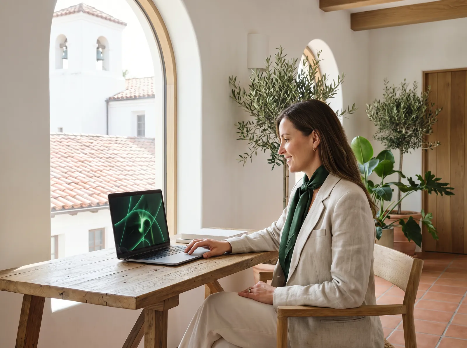 Entspannte Maklerin am Laptop
